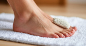 Как сделать загрубевшие "наждачные" пятки мягкими и гладкими в домашних условиях: рабочие и проверенные годами советы от мастера педикюра