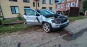 В Сыктывкаре "БМВ" снес опору ЛЭП и влетел в забор частного дома