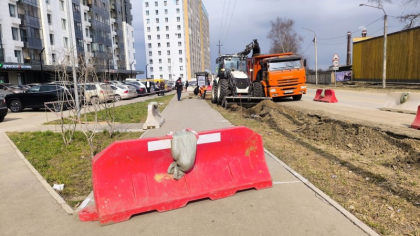 В Сыктывкаре на улице Тентюковской обустраивают новую остановку и укладывают асфальт